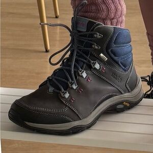 Ahnu Montarra III eVent Hiking Boot - Waterproof Vibram Soles Women’s 7